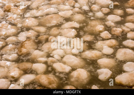 Eine verärgerte Lake Huron nach einem April Schnee und Eis Sturm Stockfoto