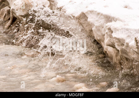 Eine verärgerte Lake Huron nach einem April Schnee und Eis Sturm Stockfoto