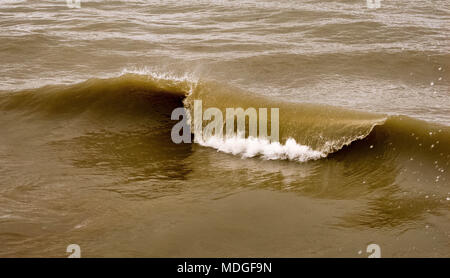 Eine verärgerte Lake Huron nach einem April Schnee und Eis Sturm Stockfoto