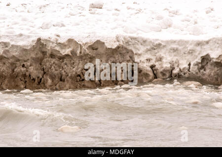 Eine verärgerte Lake Huron nach einem April Schnee und Eis Sturm Stockfoto