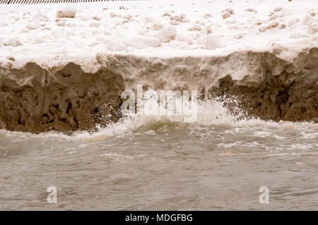 Eine verärgerte Lake Huron nach einem April Schnee und Eis Sturm Stockfoto