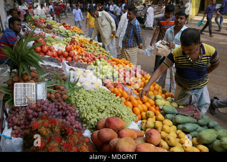 Dhaka, Bangladesch. Bangladeshi Anbieter verkaufen Obst auf einem Straßenmarkt in Dhaka, Bangladesch am 19. April 2018. Bangladesch importiert etwa 1,58 Mio. Kilogramm Obst jeden Tag, die es wert ist um Tk 10 Milliarden jährlich, nach Bangladesch Bank. Die Früchte der Einfuhren von Tag zu Tag. © REHMAN Asad/Alamy Stock Foto Stockfoto