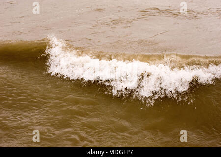 Eine verärgerte Lake Huron nach einem April Schnee und Eis Sturm Stockfoto