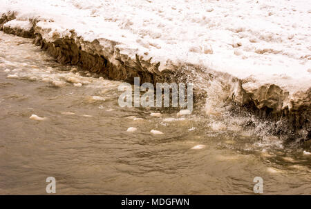 Eine verärgerte Lake Huron nach einem April Schnee und Eis Sturm Stockfoto