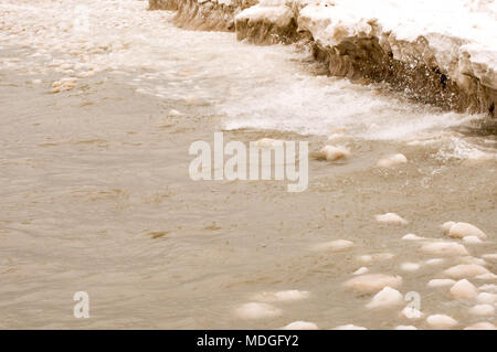 Eine verärgerte Lake Huron nach einem April Schnee und Eis Sturm Stockfoto