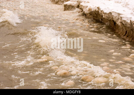 Eine verärgerte Lake Huron nach einem April Schnee und Eis Sturm Stockfoto