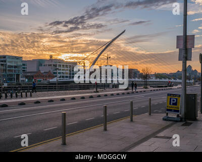 Dublin, Irland - Dublin Kais bei Sonnenuntergang, mit Blick auf den Fluss Liffey und die Samuel Beckett Brücke, die allgemein als die Harfe Brücke bekannt. Stockfoto