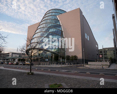 Das Convention Centre, Dublin - modernes Gebäude mit Glasfront in Dublins alten Hafenviertels, neben dem Samuel Beckett Brücke. Stockfoto
