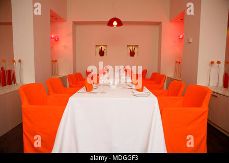 Langer Tisch im Restaurant Stockfoto