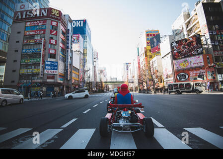 Abenteuer rund um Tokyo auf go-carts wie Mario Kart Zeichen gekleidet. Akihabara, Shibuya und Shinjuku enthalten! Stockfoto