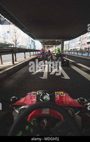 Abenteuer rund um Tokyo auf go-carts wie Mario Kart Zeichen gekleidet. Akihabara, Shibuya und Shinjuku enthalten! Stockfoto