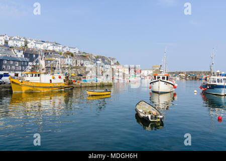 Mevagissey Hafen mit Krabben und Hummer Boote vor Anker das Dorf ist ein beliebtes Ziel für Touristen Stockfoto