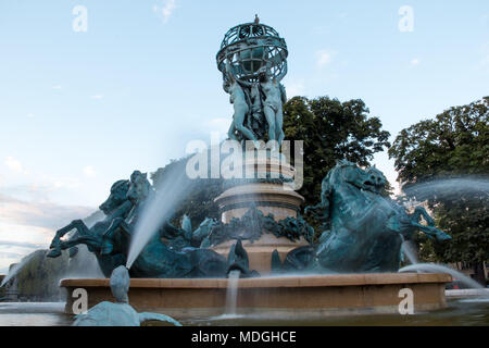 Brunnen der vier Teile der Welt (Fontaine des Quatre Parties Du Monde) an der Großen Explorer Garten (Jardin des Grands Explorateurs) in Paris. Stockfoto