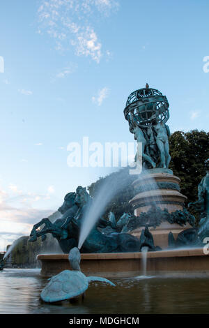 Schildkröte Statuen der Brunnen der vier Teile der Welt (Fontaine des Quatre Parties Du Monde) am Jardin des Grands Explorateurs in Paris Frankreich Stockfoto