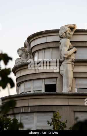 Statuen auf dem Dach des Art-Deco Polizeistation des 12. Bezirk von Paris, mit 12 Reproduktionen von Michelangelos "Der sterbende Slave' Stockfoto