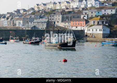 Mevagissey Hafen mit Krabben und Hummer Boote vor Anker das Dorf ist ein beliebtes Ziel für Touristen Stockfoto