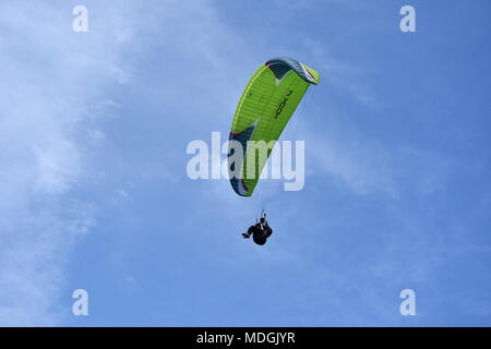 Port Macquarie, Australien - Oct 1, 2017. Gleitschirm über das Meer mit blauem Wasser und Berge im sonnigen Tag fliegen. Luftaufnahme von Gleitschirm i Stockfoto