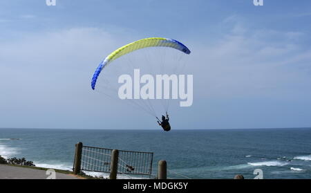 Port Macquarie, Australien - Oct 1, 2017. Gleitschirm über das Meer mit blauem Wasser und Berge im sonnigen Tag fliegen. Luftaufnahme von Gleitschirm i Stockfoto