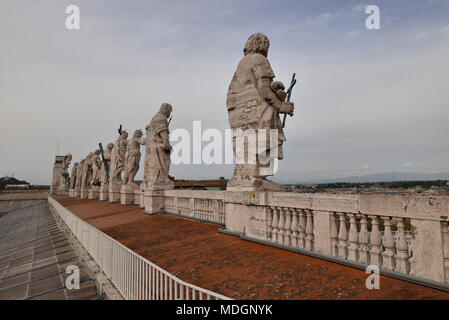 Vatikanstadt, Vatikan: Heilige und Jesus Statuen auf der St. Peter Basilika Dach mit Blick auf den Platz Stockfoto