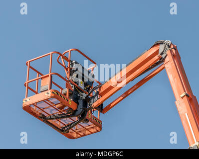 Single Orange Cherry Picker Maschinen vor blauem Himmel Stockfoto