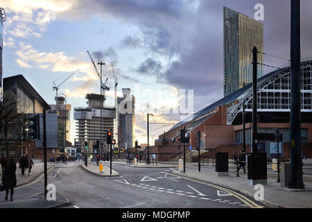 Manchester City Centre einschließlich des Hilton Hotel, Fahrgassen und neue Gebäude gebaut Stockfoto