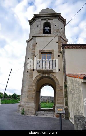 Turm von San Martín Kirche in San Martín de Laspra (Castrillón, Asturien, Spanien) Stockfoto