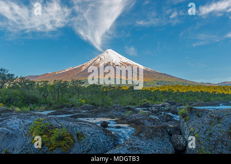 Die majestätischen Vulkan Osorno bei Sonnenaufgang durch den Petrohue Wasserfälle in der Lake District in der Nähe von Puerto Varas, Chile Südamerika. Stockfoto