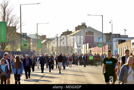 Fans machen sich auf den Weg zum Stadion vor der Premier League Spiel im Turf Moor, Burnley. Stockfoto