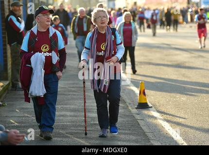 Burnley Fans machen sich auf den Weg zum Stadion vor der Premier League Spiel im Turf Moor, Burnley. Stockfoto