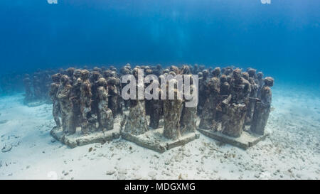 Isla Mujeres, Mexiko, 18. April 2018 - Statuen auf der Sand in der Unterwasser Museum, MUSA Stockfoto