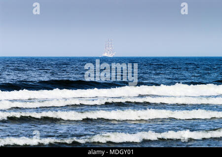 Sommer Marine mit weißen Segelschiff Dar Mlodziezy an der Ostsee. Die Danziger Bucht, Polen. Stockfoto