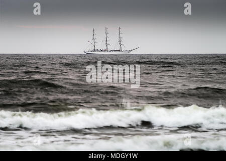 Segelschiff auf der Ostsee. Drei volle Dreimaster mit polnischen Fregatte Schiff Dar Mlodziezy auf hoher See. Danziger Bucht, Polen. Stockfoto