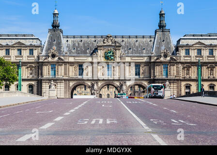 Pont du Carrousel und tunnel Eingang zum Place du Carrousel neben dem Musée du Louvre, Paris, Frankreich. Stockfoto