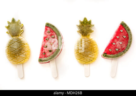 Ananas und Wassermelone Eis am Stiel auf weißem Hintergrund. Ansicht von oben Stockfoto