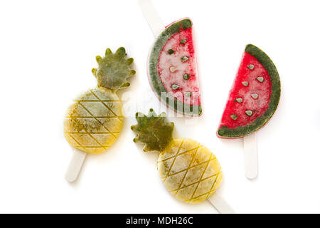 Ananas und Wassermelone Eis am Stiel auf weißem Hintergrund. Ansicht von oben Stockfoto