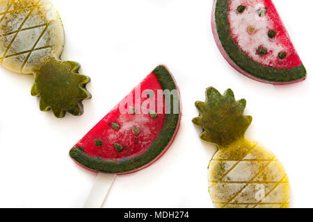 Ananas und Wassermelone Eis am Stiel auf weißem Hintergrund. Ansicht von oben Stockfoto