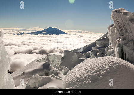 Antisana Vulkan von den Gletschern der Vulkan Cotopaxi, Anden, Ecuador Stockfoto