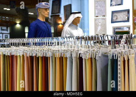 Shop von mens traditionelle arabische Kleidung Stockfoto