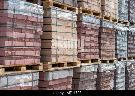 Ziegel Lager Paletten stapeln auf der Baustelle. Lieferung ab Werk Stockfoto