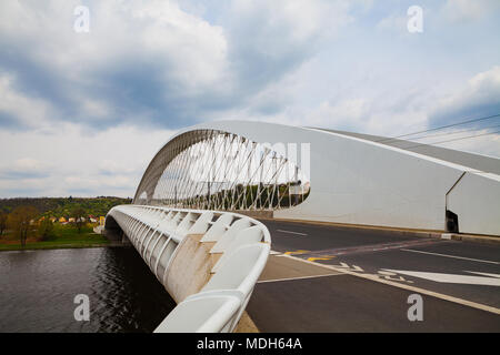 Neue und moderne Trojabrücke über Moldau in Holesovice, Prag, Tschechische Republik. Stockfoto