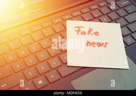 Gefälschte Meldung Konzept geschrieben Post it auf Laptop Tastatur Stockfoto
