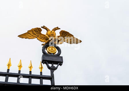 Golden Doppelköpfiger auf Tore Adler, St. Petersburg Stockfoto