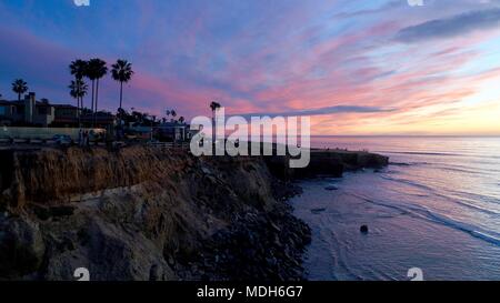Luftaufnahme von Sunset Cliffs mit Küste und im Pazifischen Ozean, mit einer Drohne, in San Diego, Kalifornien, USA erfasst Stockfoto