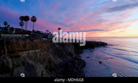 Luftaufnahme von Sunset Cliffs mit Küste und im Pazifischen Ozean, mit einer Drohne, in San Diego, Kalifornien, USA erfasst Stockfoto