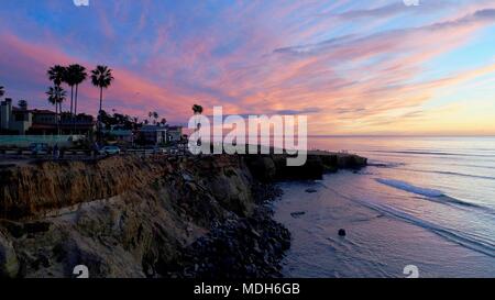 Luftaufnahme von Sunset Cliffs mit Küste und im Pazifischen Ozean, mit einer Drohne, in San Diego, Kalifornien, USA erfasst Stockfoto