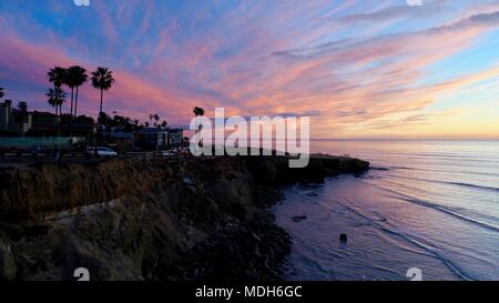 Luftaufnahme von Sunset Cliffs mit Küste und im Pazifischen Ozean, mit einer Drohne, in San Diego, Kalifornien, USA erfasst Stockfoto