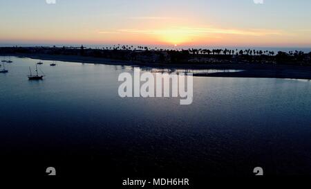 Luftaufnahme von verankert Segelboote in friedlicher Mission Bay in Richtung Pazifik bei Sonnenuntergang suchen, mit einer Drohne, in San Diego, Kalifornien, USA erfasst Stockfoto