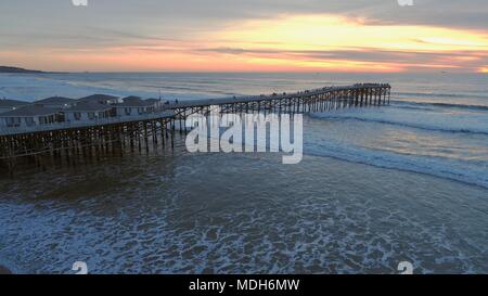 Luftaufnahme von Crystal Pier mit Gästehäusern in Pacific Beach mit Küste und Meer, mit einer Drohne, in San Diego, Kalifornien, USA erfasst Stockfoto