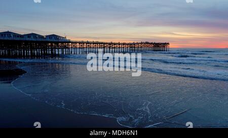 Luftaufnahme von Crystal Pier mit Gästehäusern in Pacific Beach mit Küste und Meer, mit einer Drohne, in San Diego, Kalifornien, USA erfasst Stockfoto