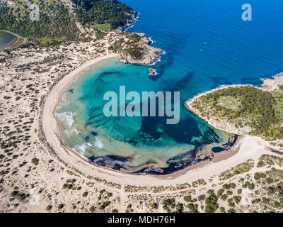Luftaufnahme von Voidokilia Beach, einem beliebten Strand in Messenien im Mittelmeerraum, von Griechenland Stockfoto